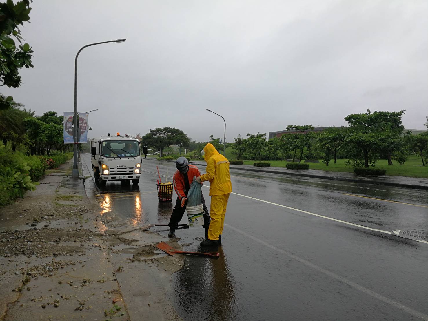 雨勢未歇環保局不敢鬆懈　持續清疏復原