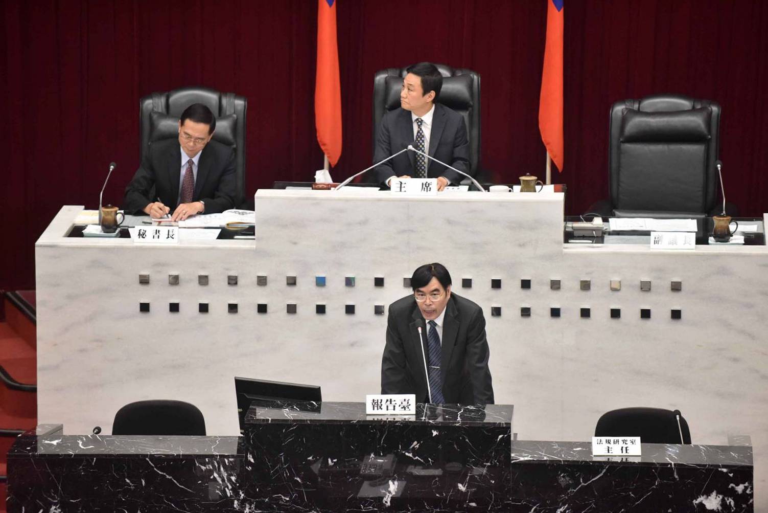 高雄市長韓國瑜於議會聽取高雄銀行報告及答詢　強調不讓市民有任何損失
