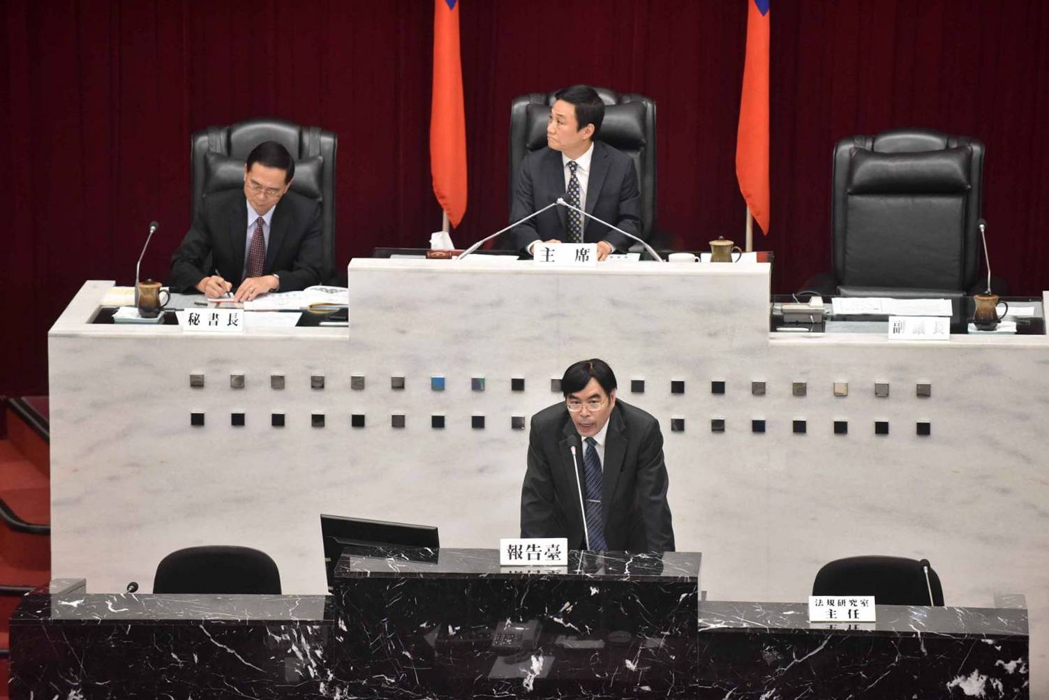 高雄市長韓國瑜於議會聽取高雄銀行報告及答詢　強調不讓...