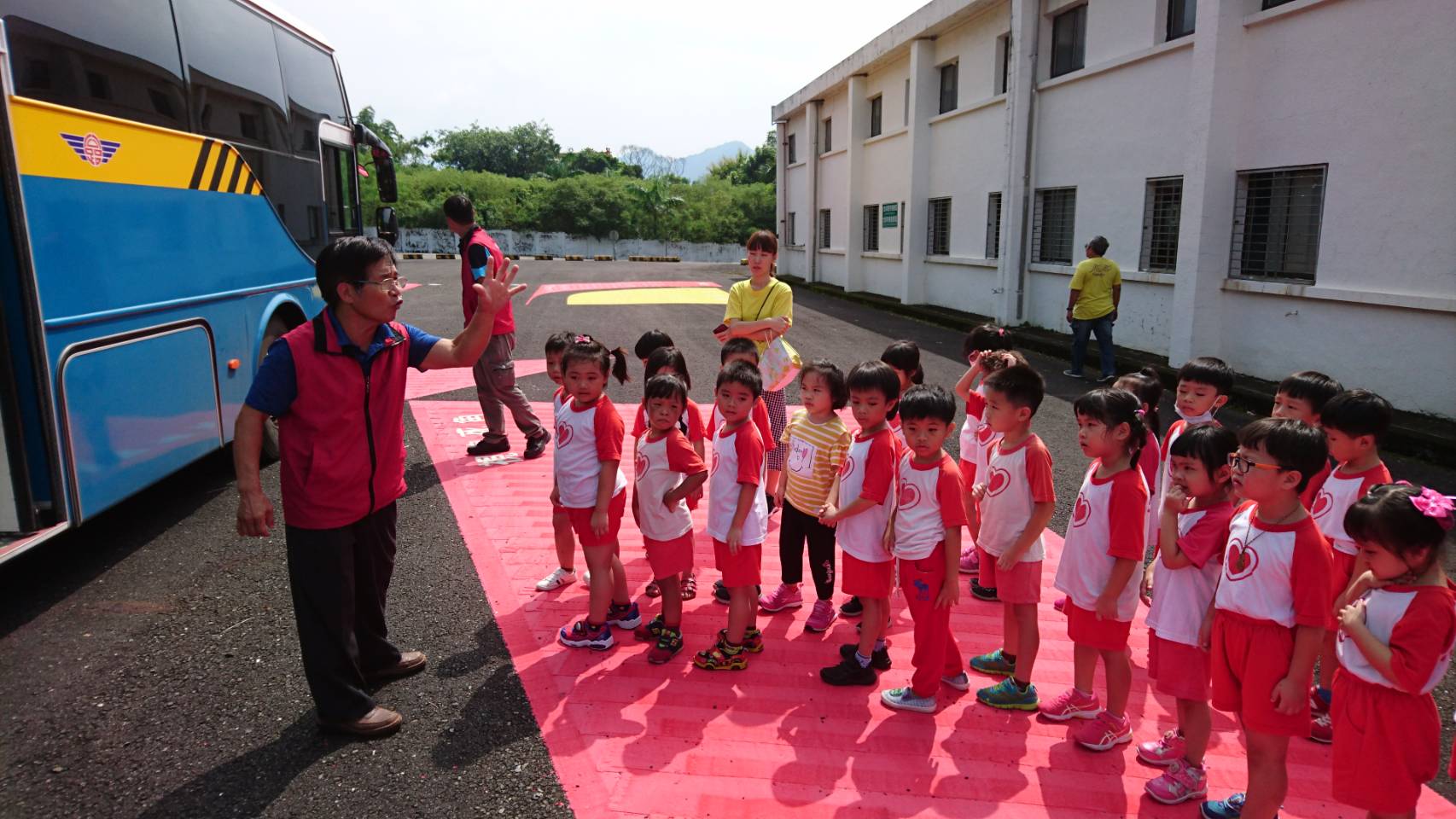 交通安全向下扎根  幼童大型車視野死角及內輪差體驗...