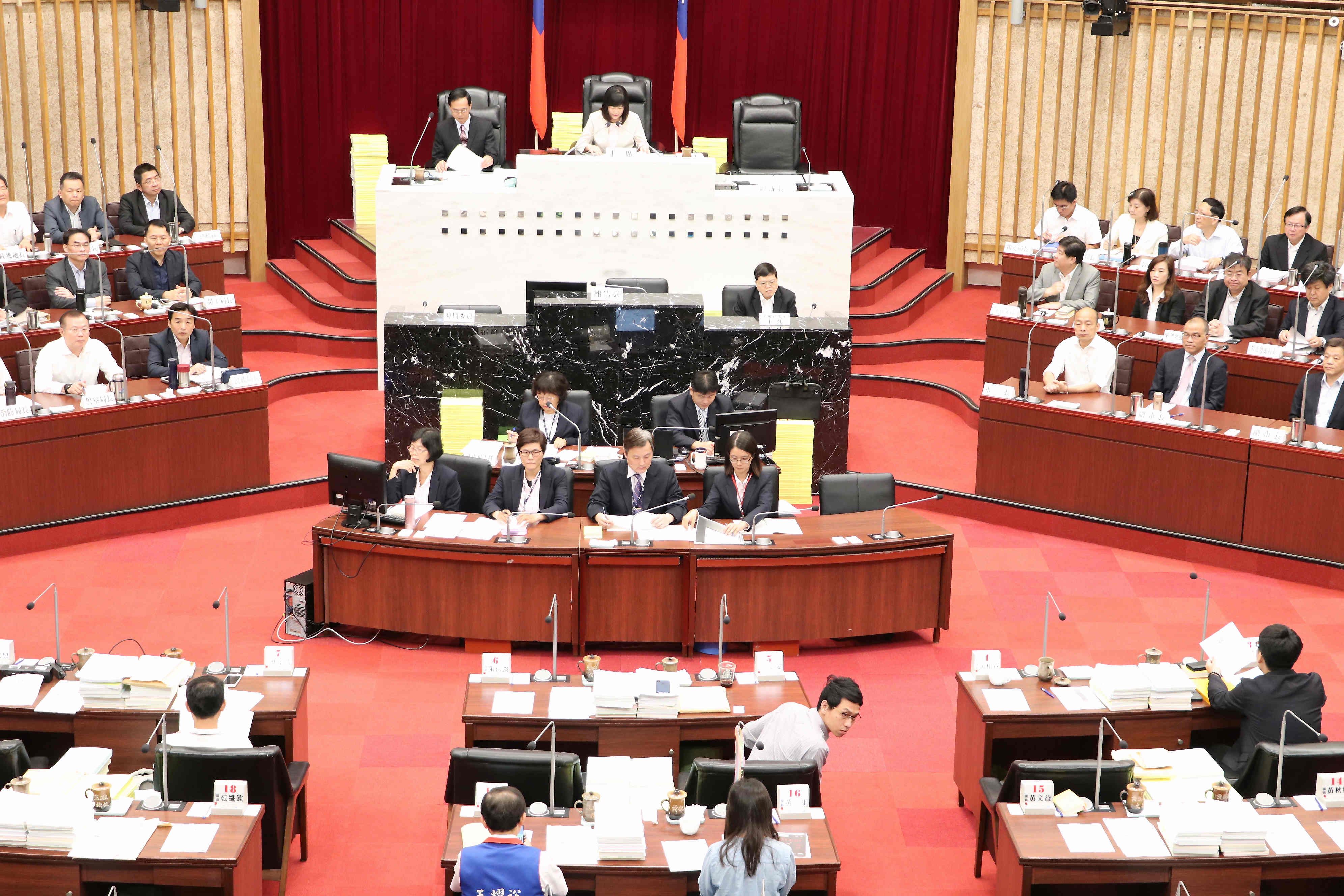 高市議會定期大會開議  韓國瑜開議前率市府團隊致意...