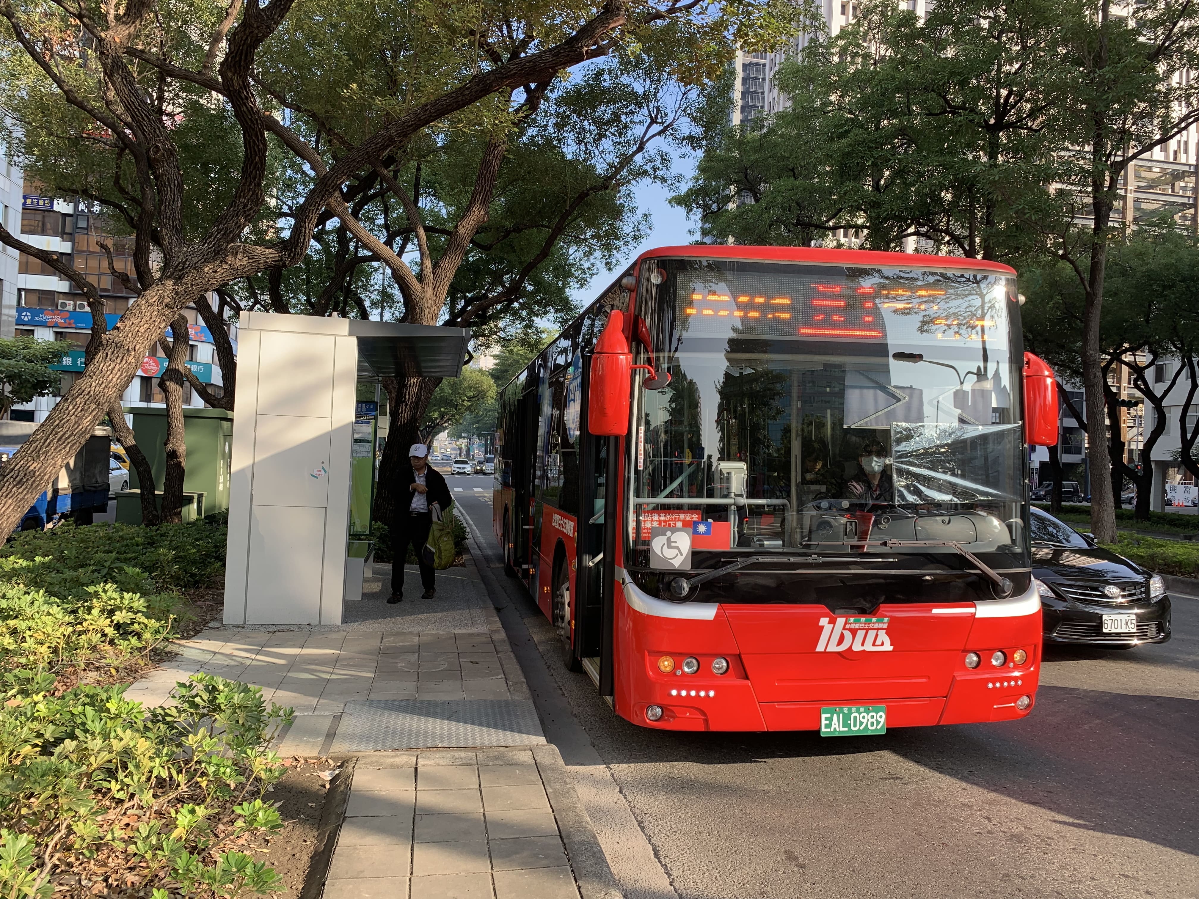 高雄打造舒適候車環境  完成增設候車亭及候車椅