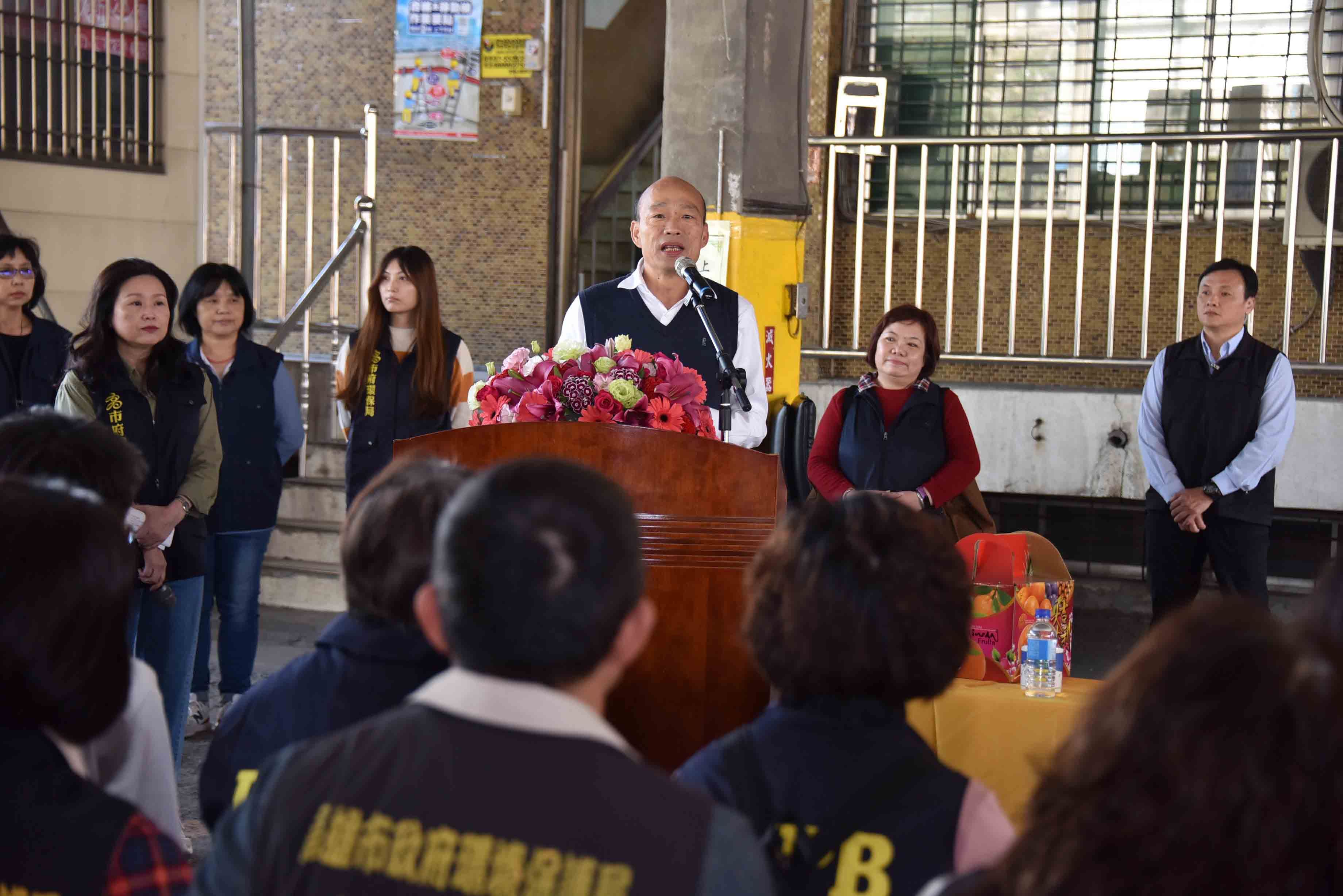 發紅包送橘子  韓國瑜慰問清潔隊員辛勞...