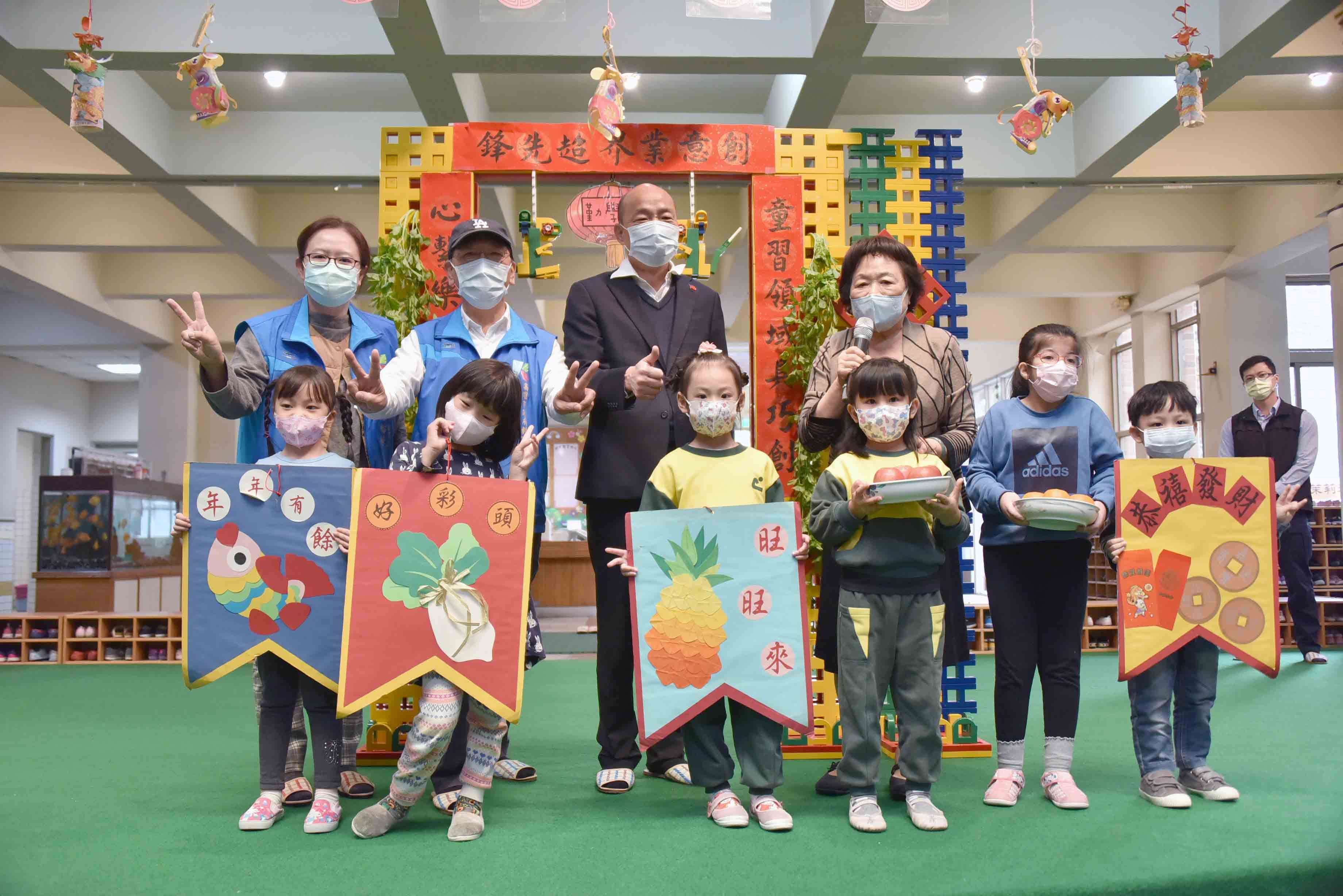 韓國瑜至私幼關心上課情形  贈送鼠年提燈
