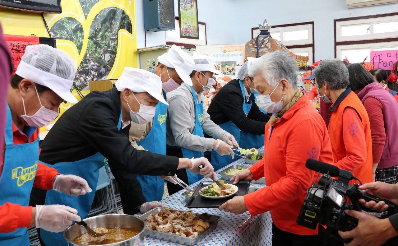 韓國瑜至旗山關心長輩健康  貼心替長輩打菜　...