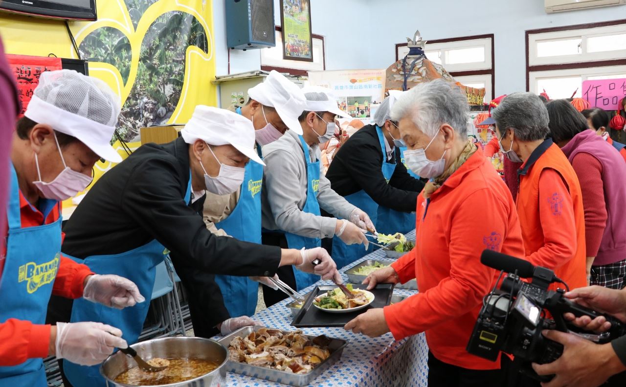 韓國瑜至旗山關心長輩健康  貼心替長輩打菜　