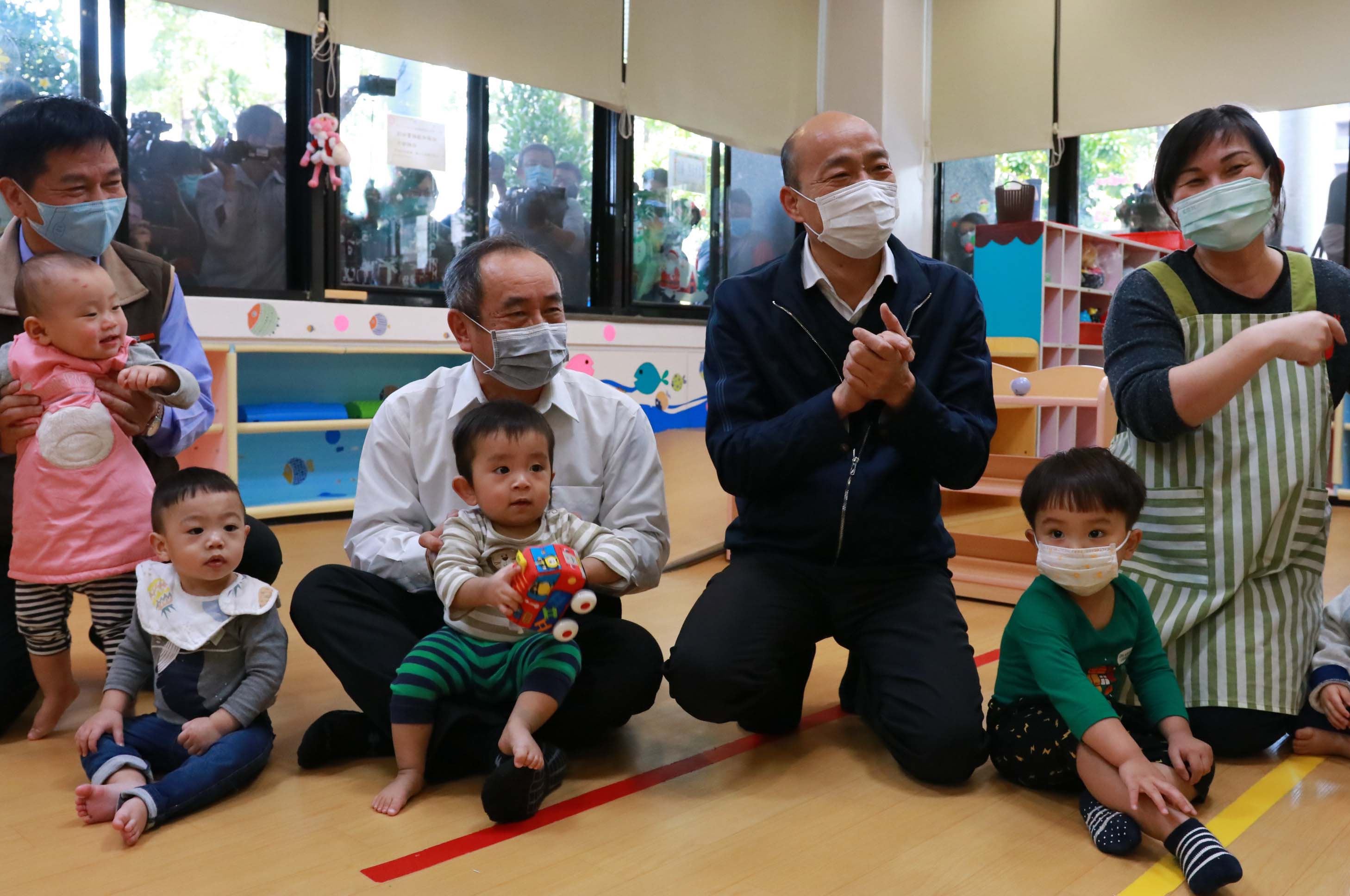 與小小市民歡唱兒歌  韓國瑜：持續建置公共托育照顧空間