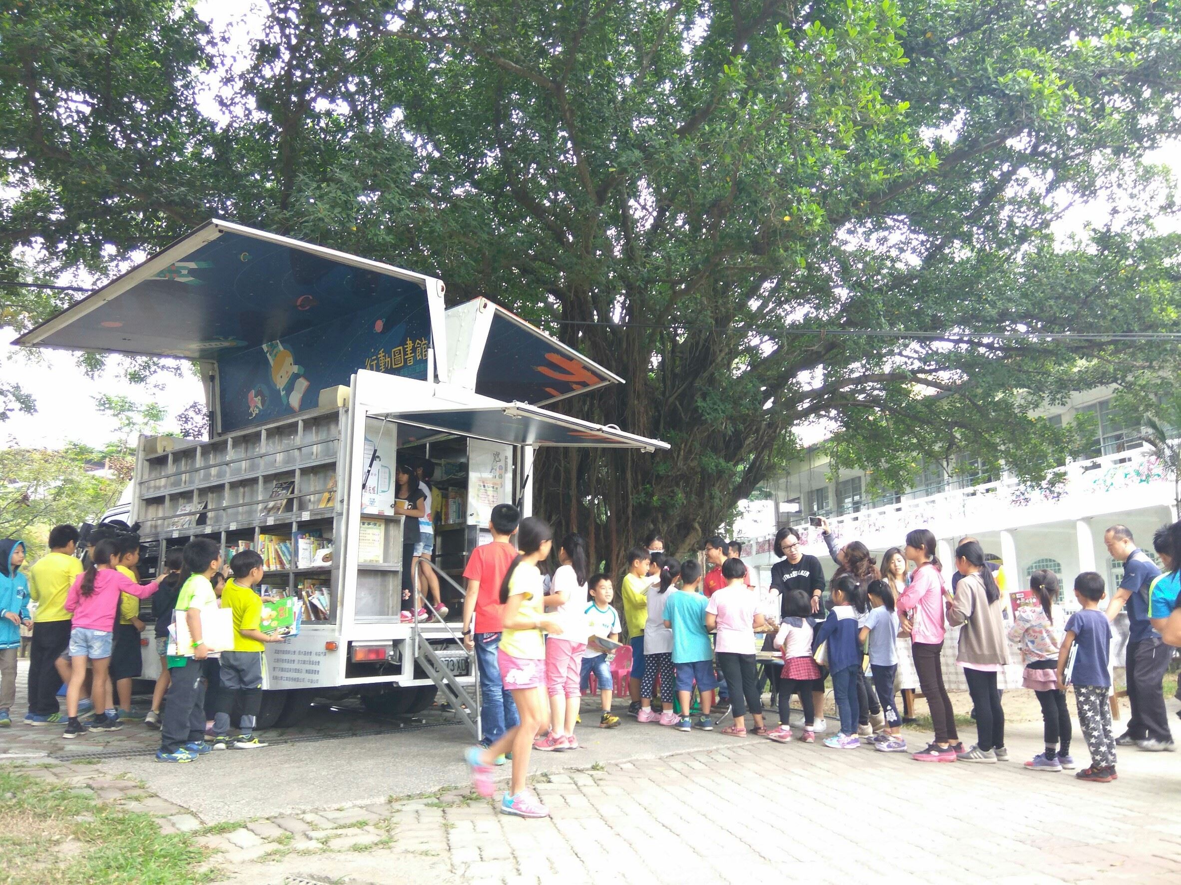 防疫不忘行善  高市圖暖獲通閱及故事書車善捐