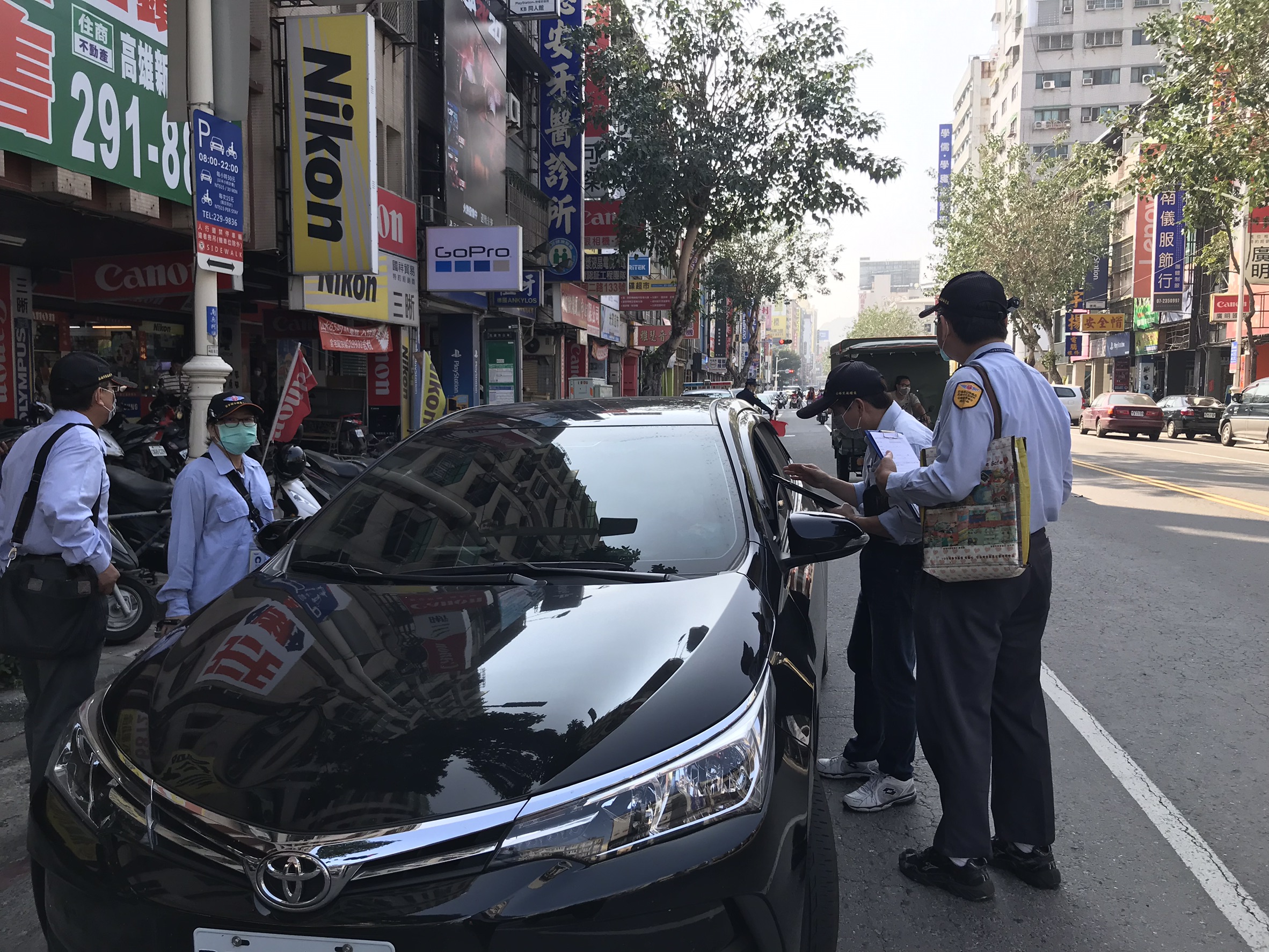 高市白牌車違法攬客營業  遭取締重罰10萬元起...