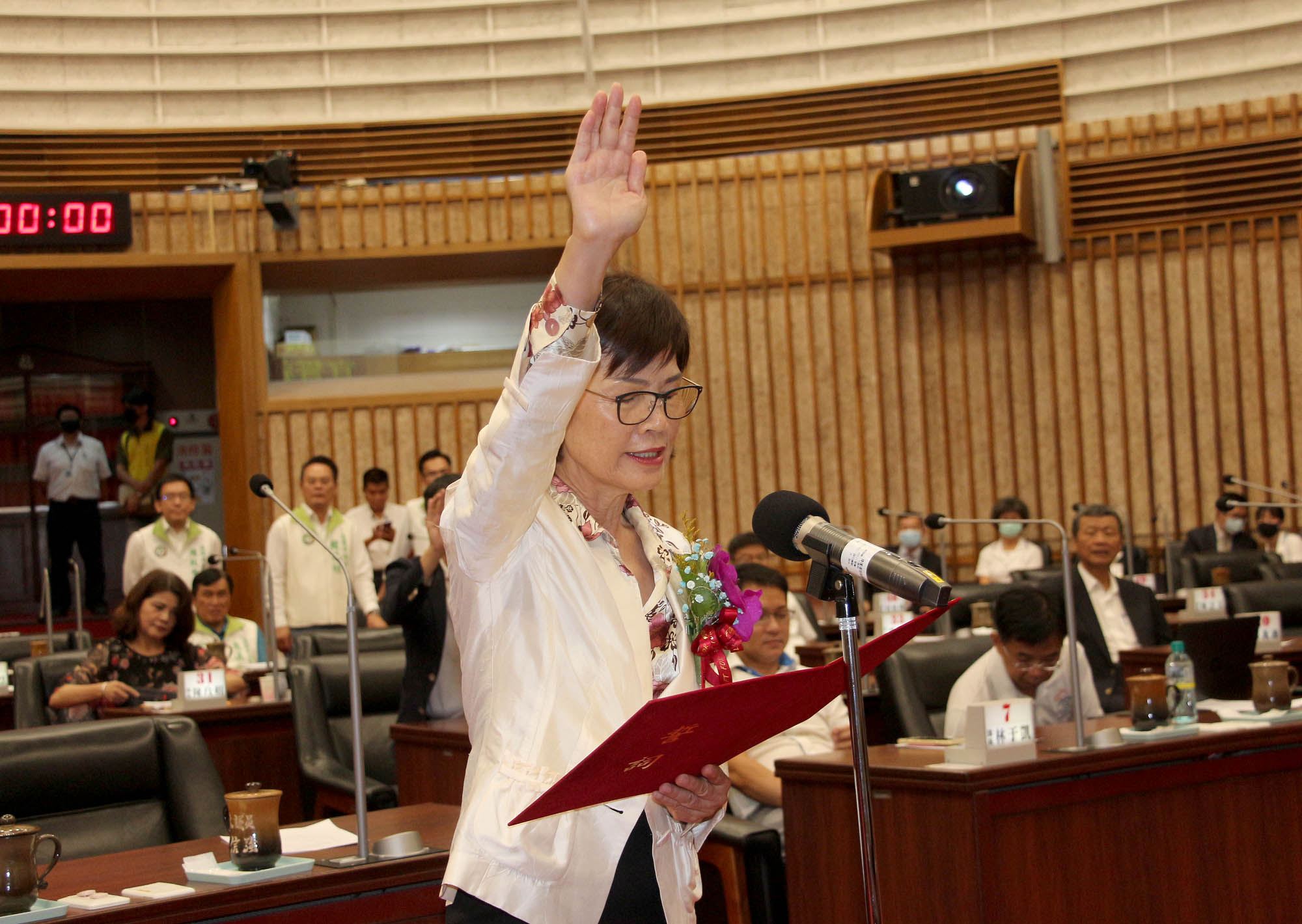 高市議長補選就職  楊明州率團隊致意...
