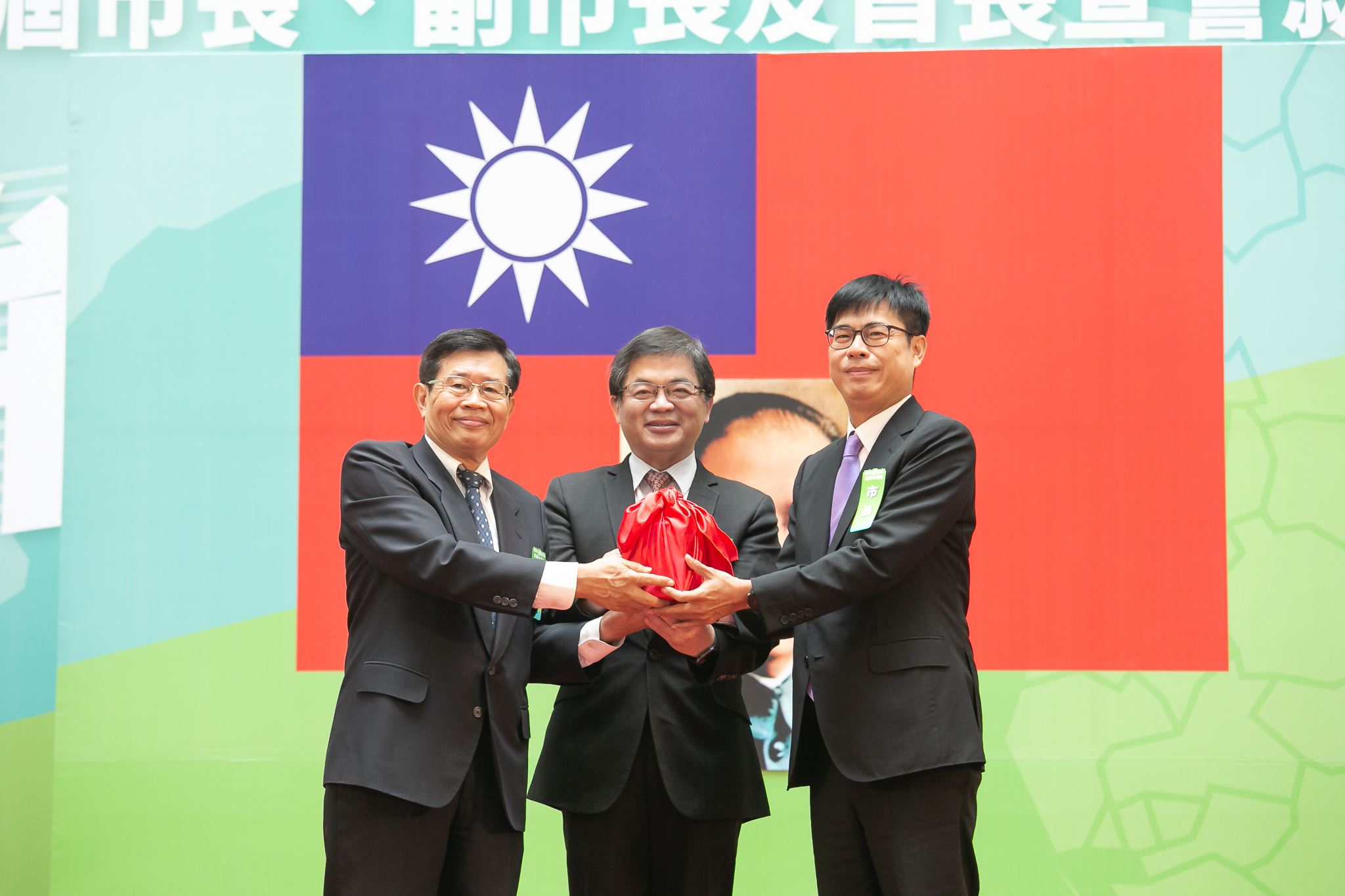 高雄市長陳其邁宣誓就職  力求兩年拚四年回應市民期待...