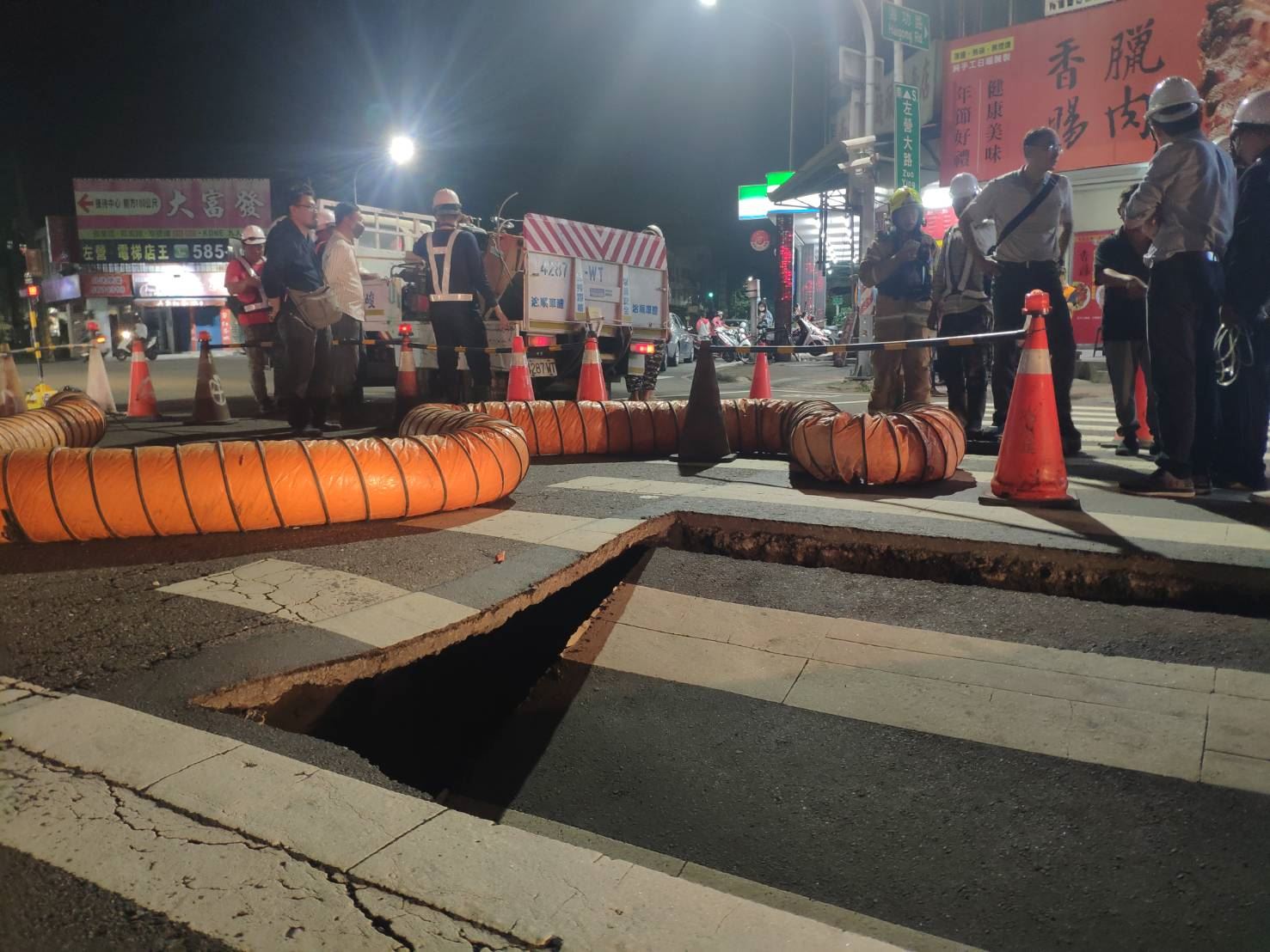 高市左營大路及海功路口路面掏空  水利局緊急辦理搶修...