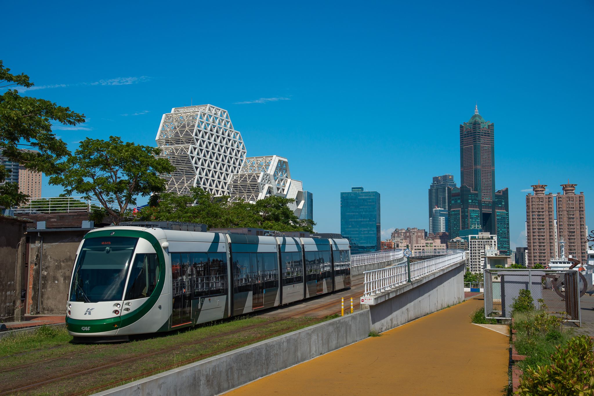 高雄輕軌二階民調  超過六成支持原路線路型優化...