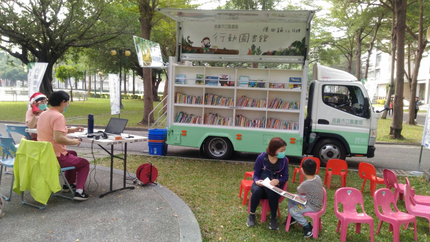 高市「圖書行動書車」進駐社教館  12/6起每週日與民眾一起...