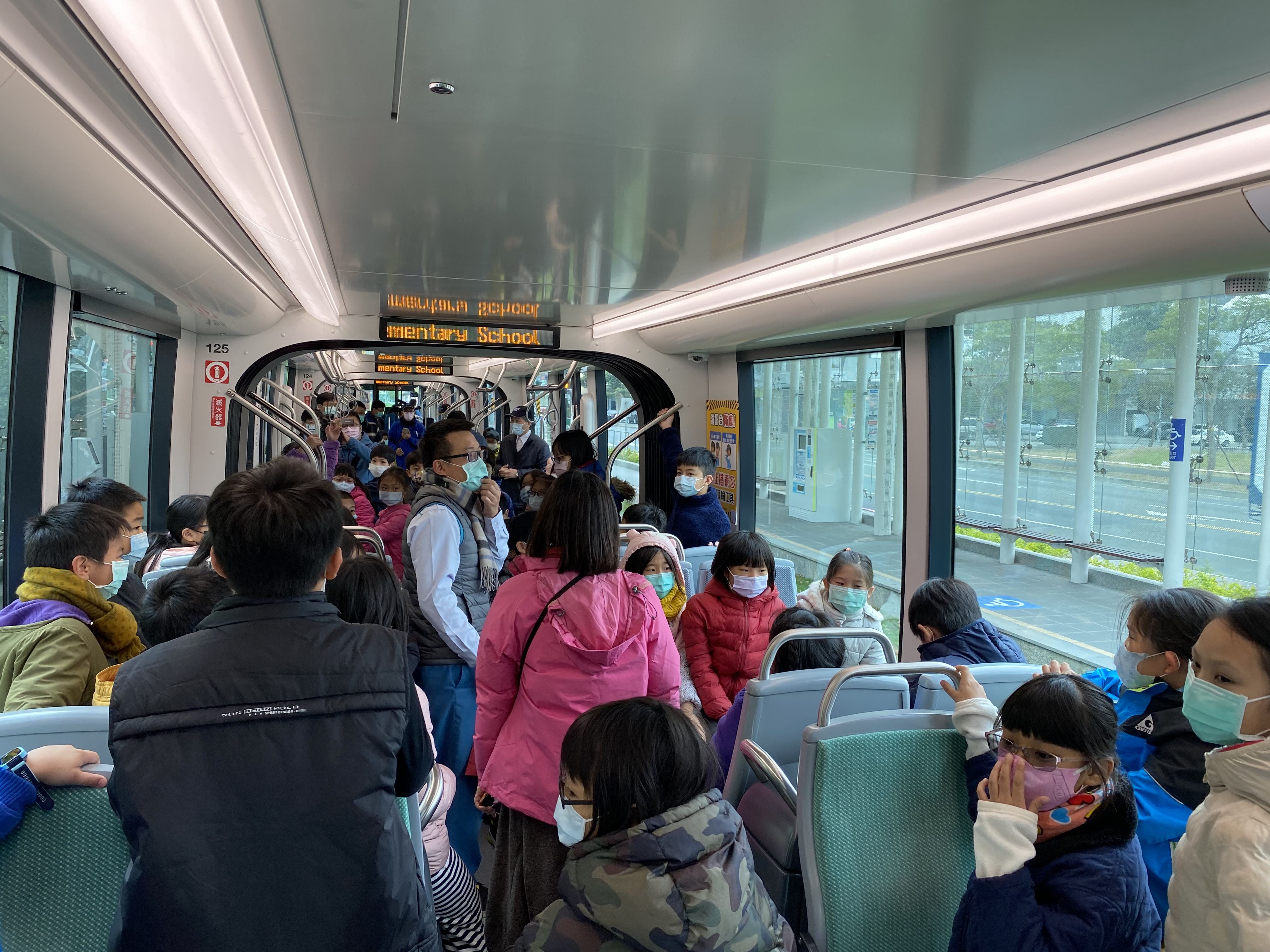 高雄輕軌大南環段車站及列車  五權國小師生開心參訪...
