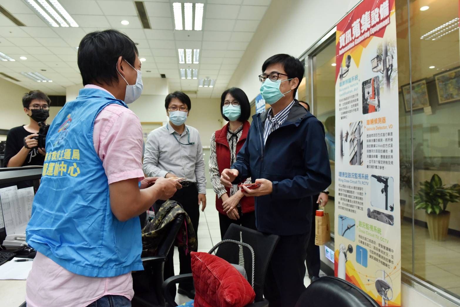關心返鄉車潮  陳其邁視導交通局春節連假路況監控作業...