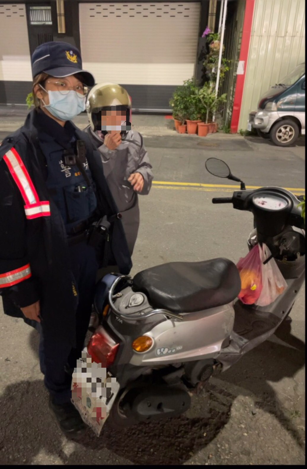 深夜婦人鑰匙反鎖置物箱，保警協助神救援...