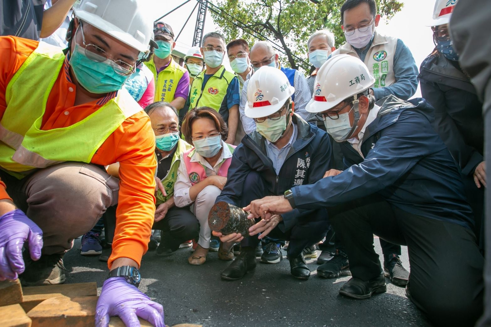 視察小港高鳳路路平  陳其邁：最高標準、保障用路人安全