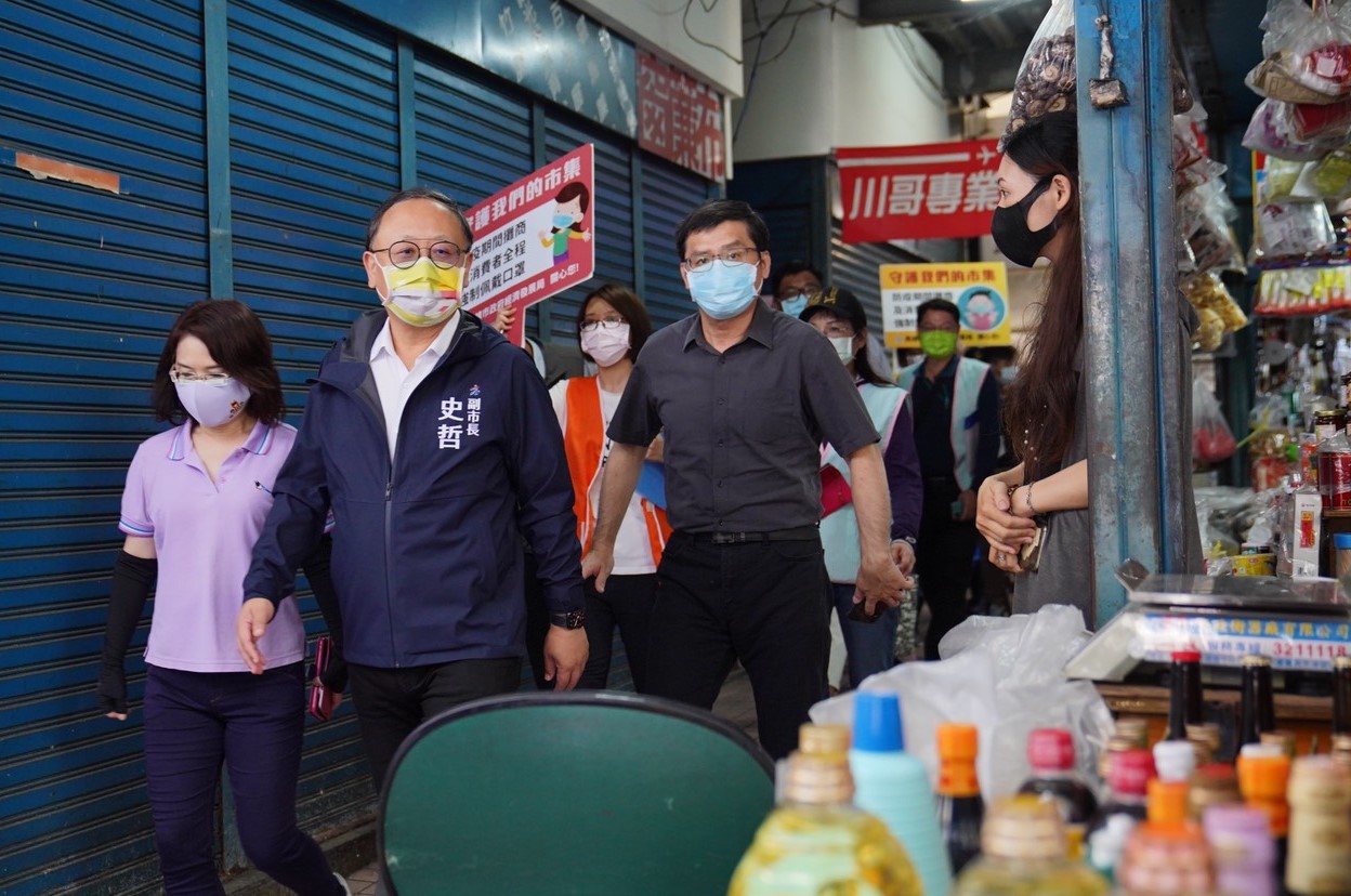 市場防疫不鬆懈！高雄市三位副市長親赴市場關心攤商 共同...