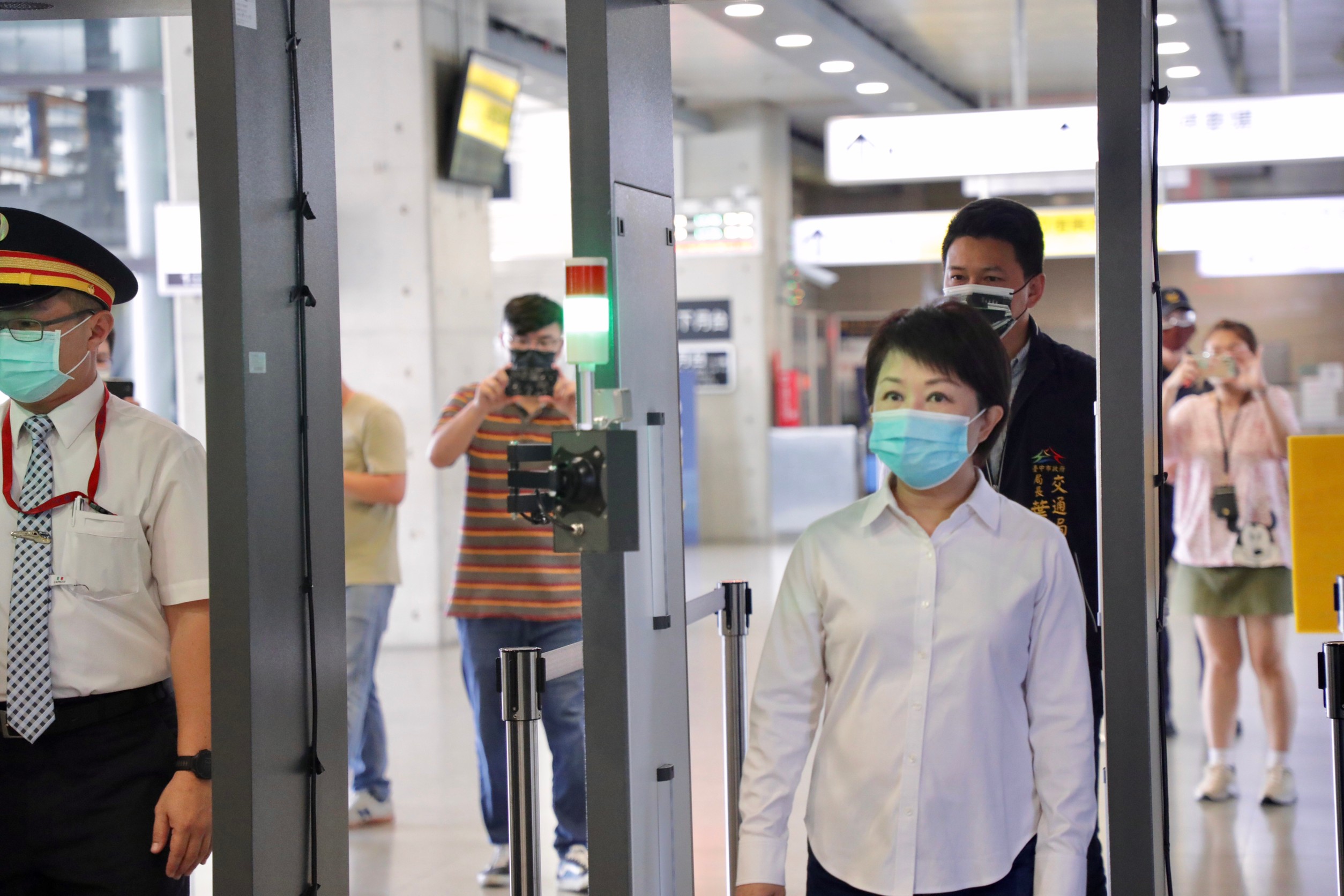 守護端午連假台中境內安全 盧市長視察消毒防疫門動線...
