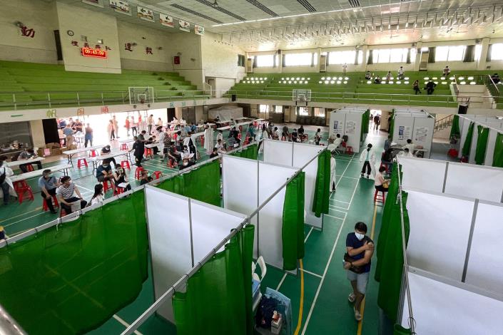 台南三處大型疫苗接種站同步開打一切順暢 黃偉哲：感謝醫...