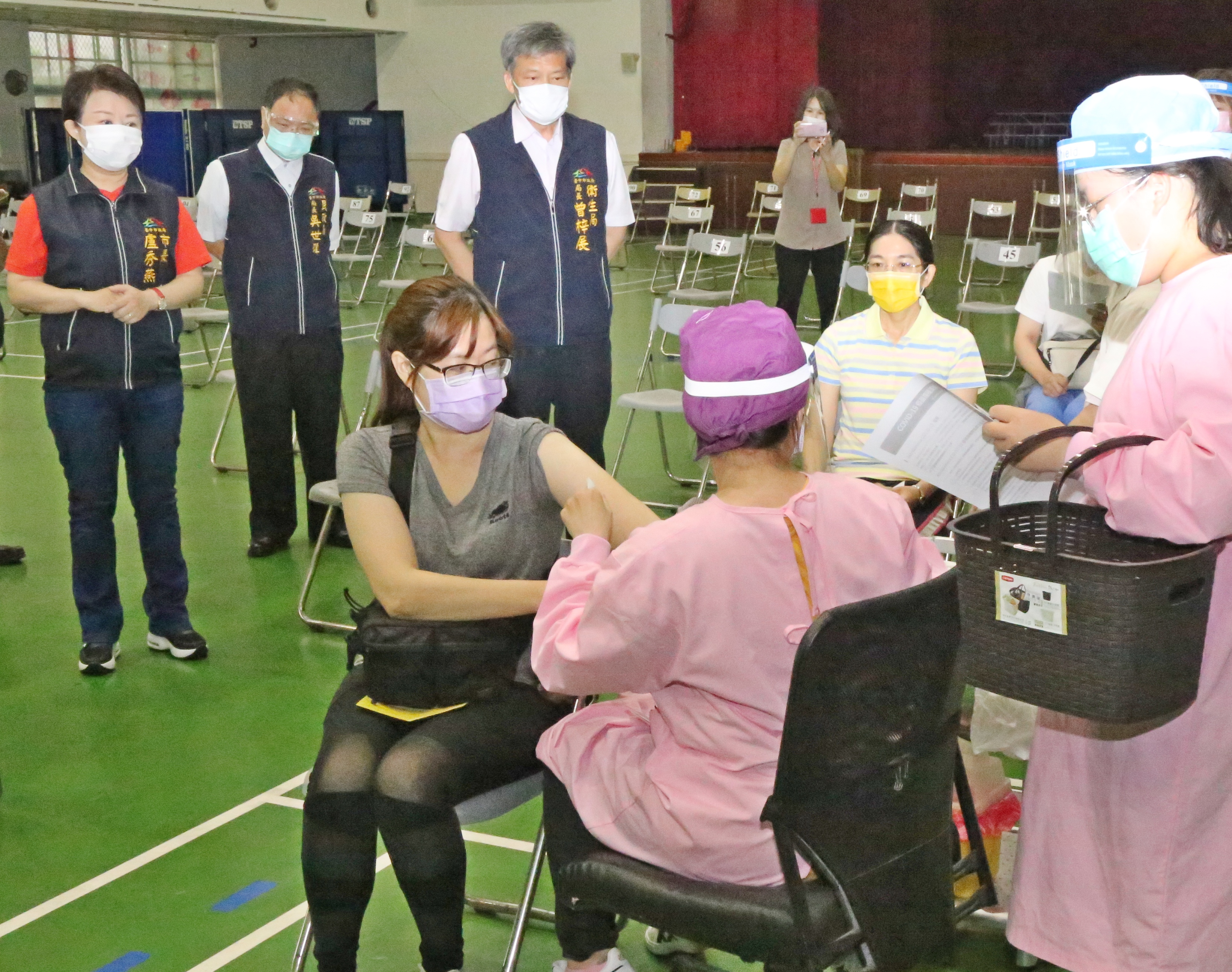 盧秀燕視察 「宇美町式」注射法  15日起85歲長者施打疫苗...
