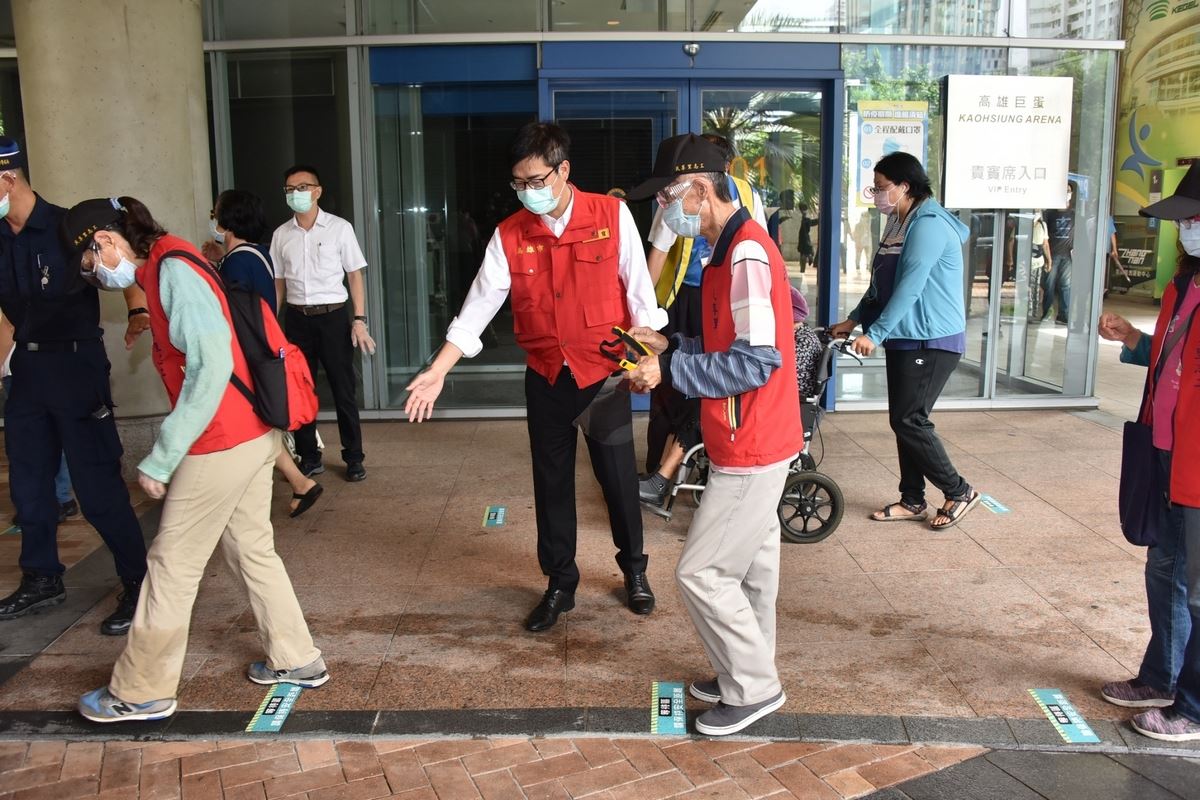 高雄上百接種站6/15同步開打 陳其邁至接種站關心施打情形...