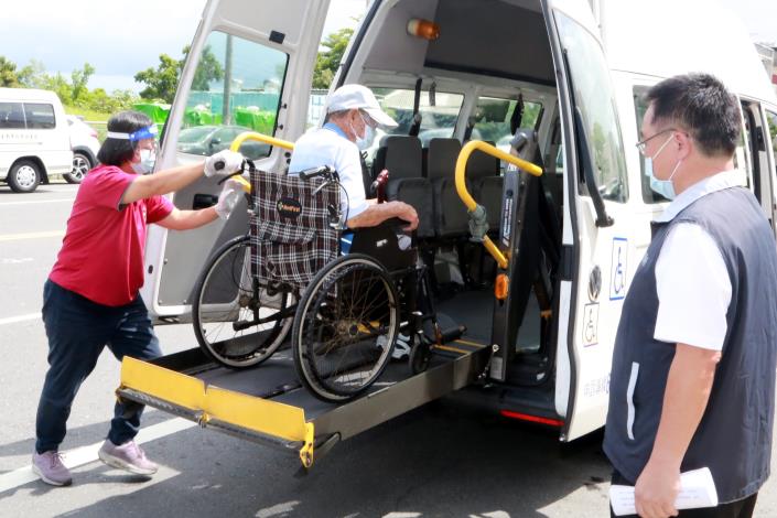 高齡長者15日開打疫苗  安排接送及到宅服務足感心...