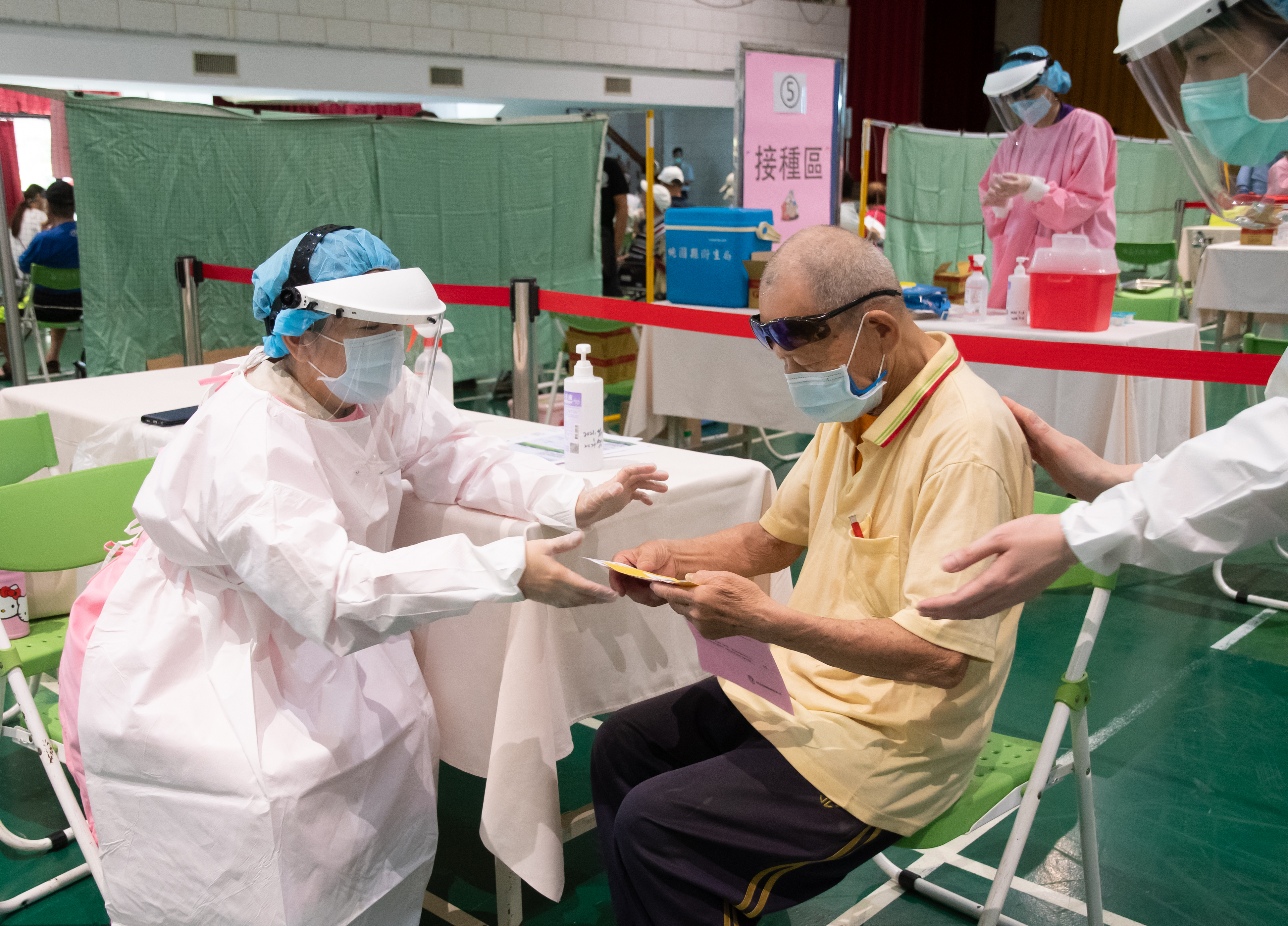 桃市首日88歲以上長者接種疫苗  望達到精準接種、友善接種...