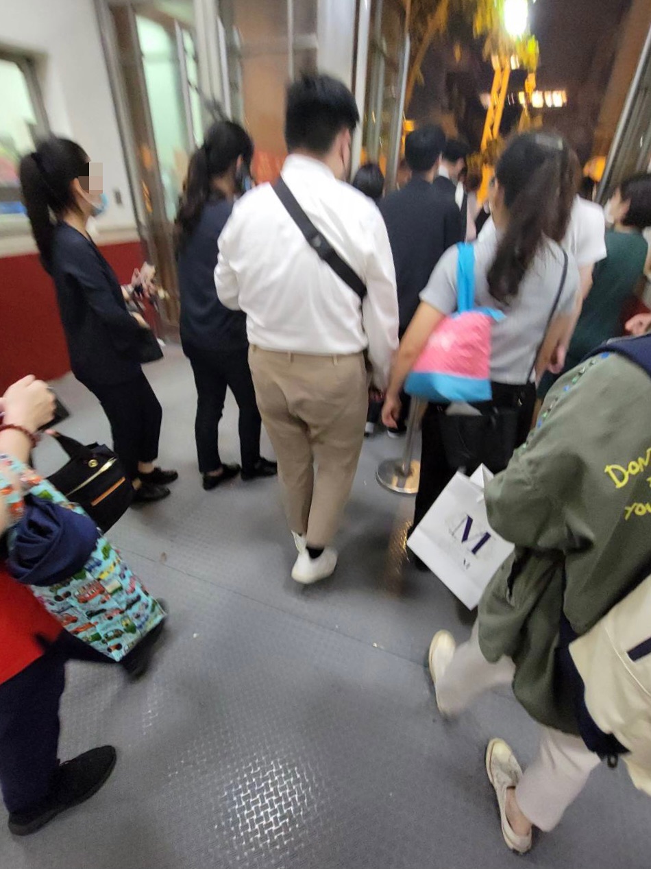 新光三越遭訴員工下班擠一起？業者：已加開出口增強防疫...