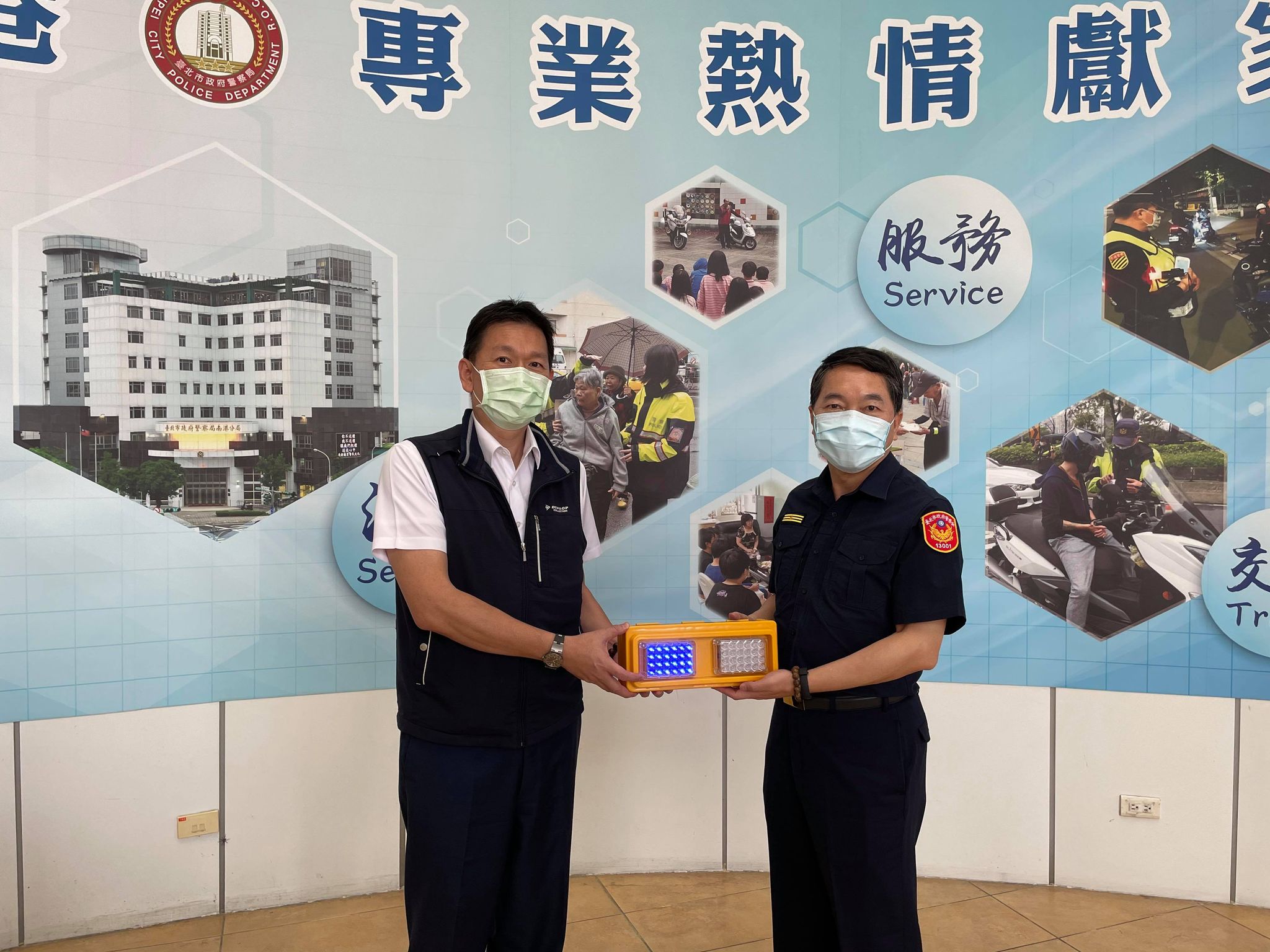 警友暖贈爆閃警示燈 路口護民行車穩...