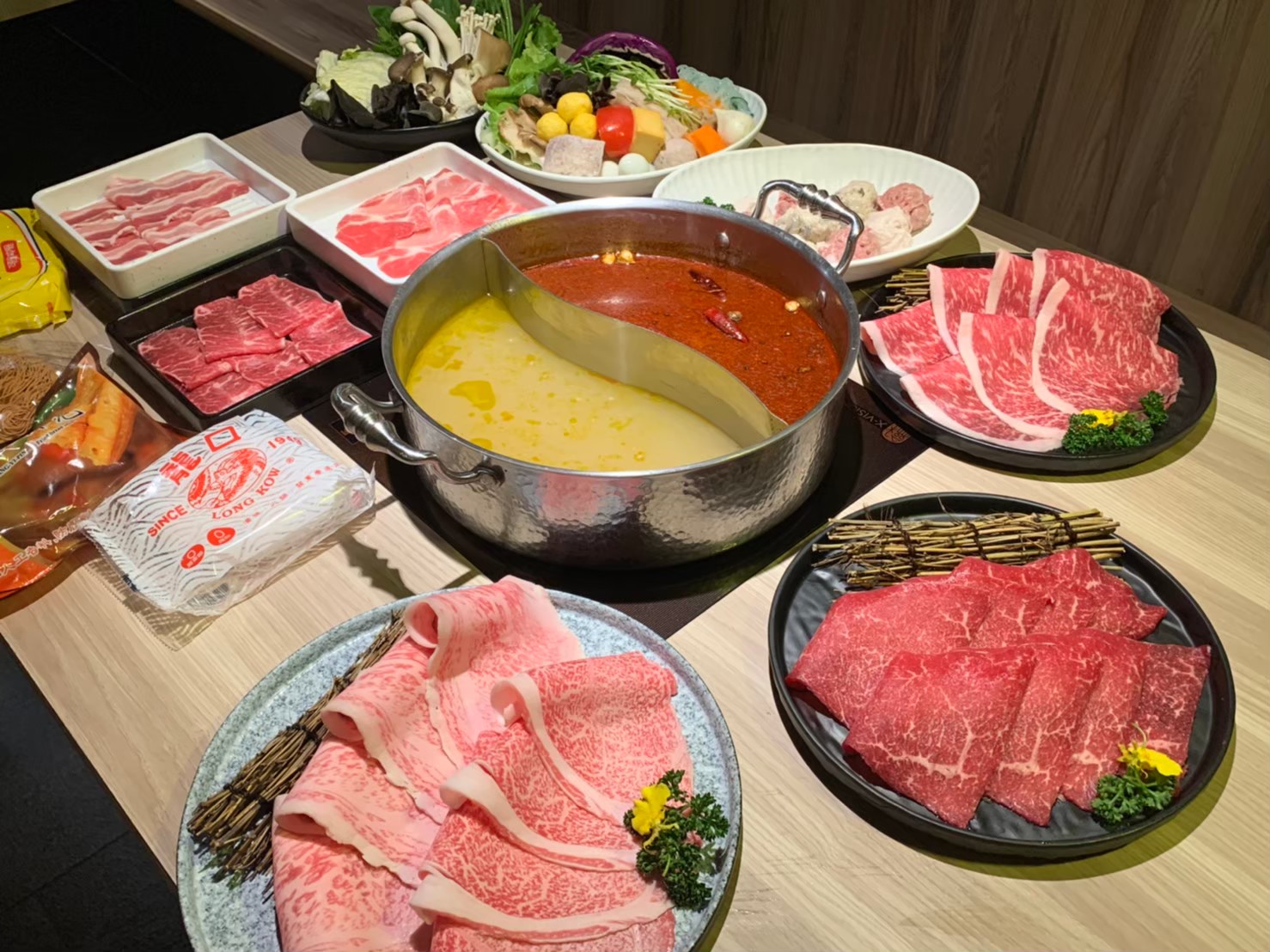 大口嗑鍋吃和牛 20種精選食材單人只要300元...