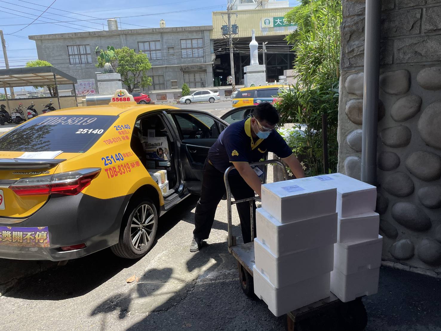 小黃貨送到府！台中計程車疫情期間協助載貨送餐...