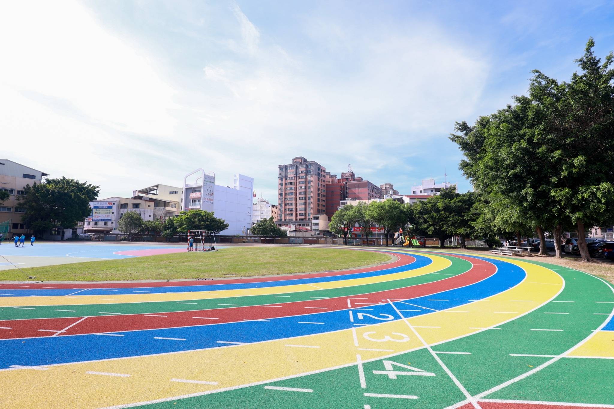 民眾有地方散步運動了！ 中市學校戶外操場開放...