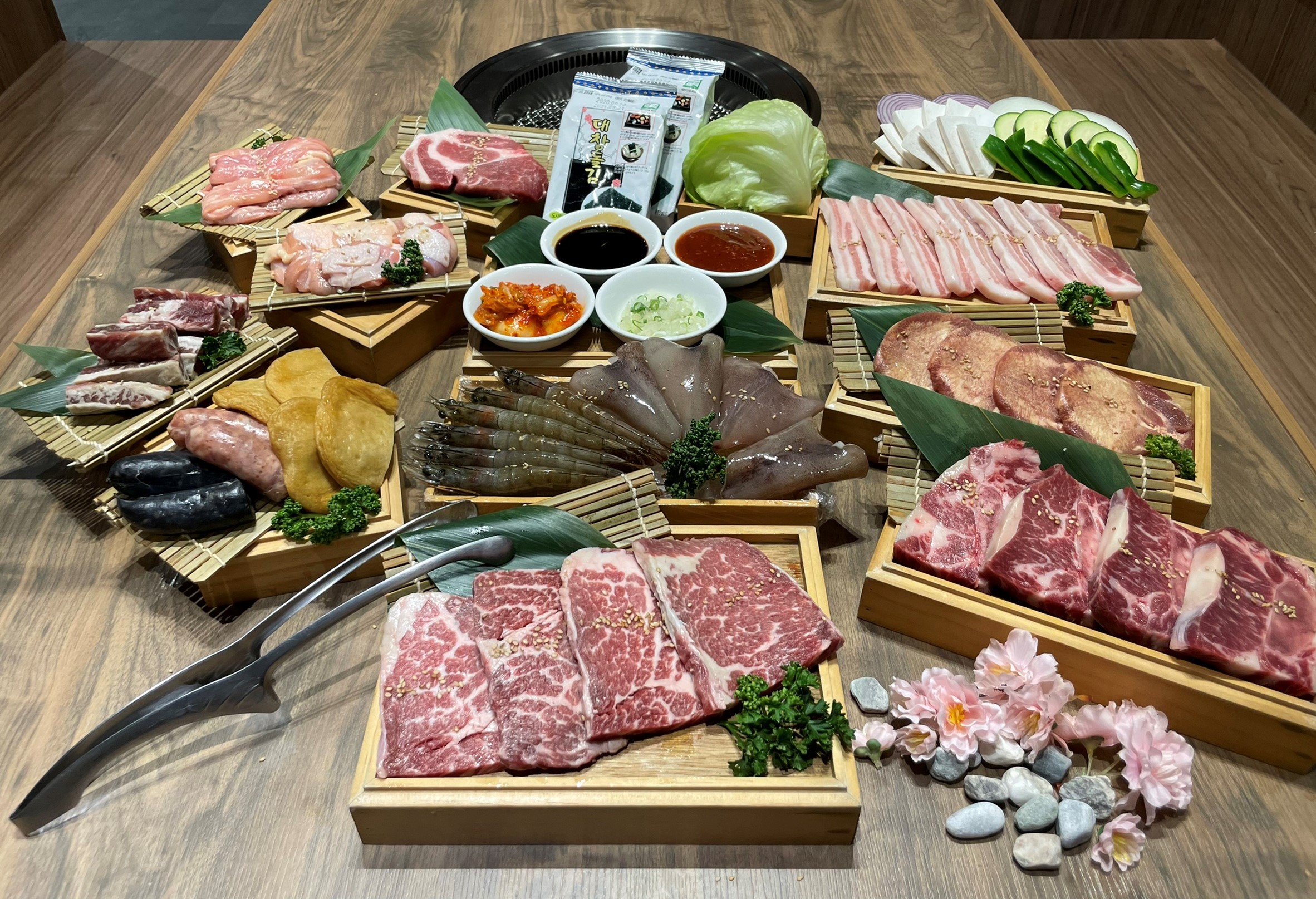 飯店buffet變身快速取餐市集 燒烤店海陸大餐拉高ＣＰ搶客...