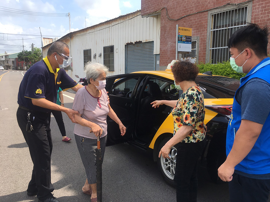 小黃公車在偏鄉啟程 長者初體驗感受便利體貼...