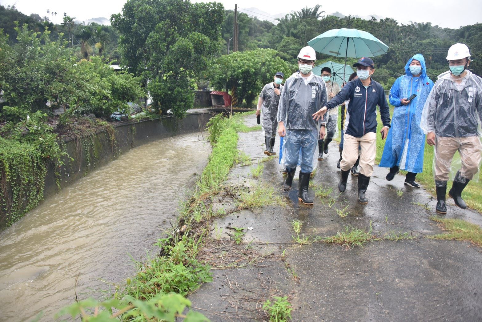 關心各地水情 陳其邁午後趕往山區視察排水改善工程...
