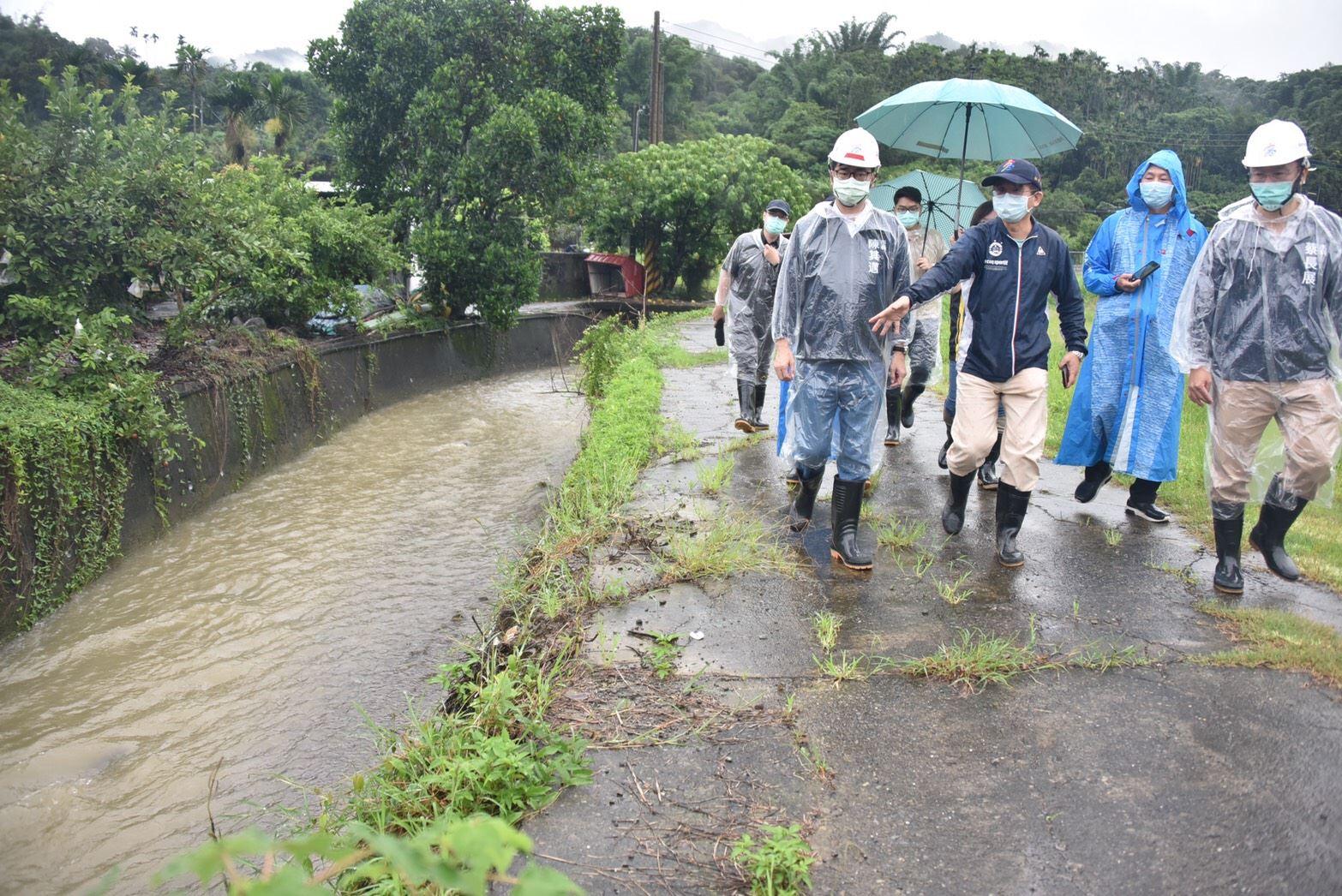 關心各地水情 陳其邁午後趕往山區視察排水改善工程