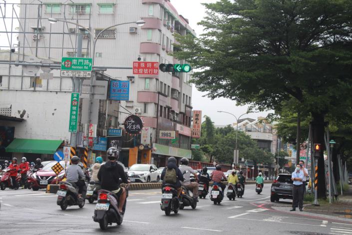 南市第一期易壅塞路廊交通改善計畫 實施首日已見初步成效...