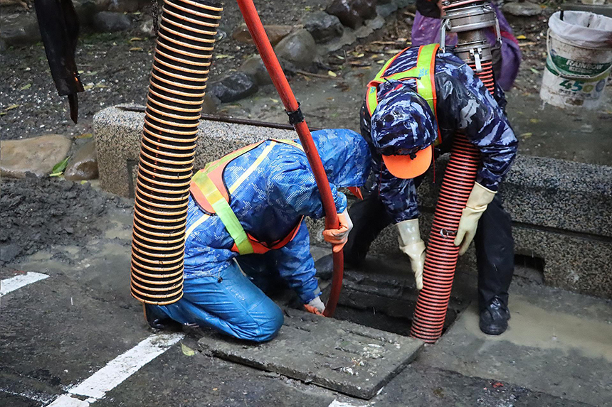 輕颱「盧碧」恐重整再增強 高市環保局不畏風雨動員防災...