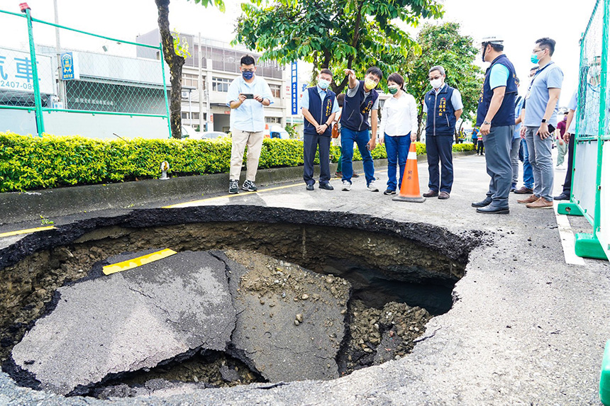 大里文心南路天坑漏夜回填 中市府全面檢視道路安全...