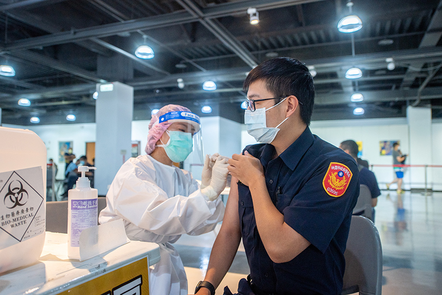 警察、消防、環保防疫人員AZ疫苗第二劑專案施打  鄭文燦：...