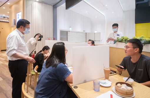 視察購物中心防疫措施 鄭文燦盼餐飲消費人潮回升...