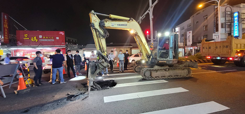 永康區中華路道路塌陷  南市府漏夜搶修通車...