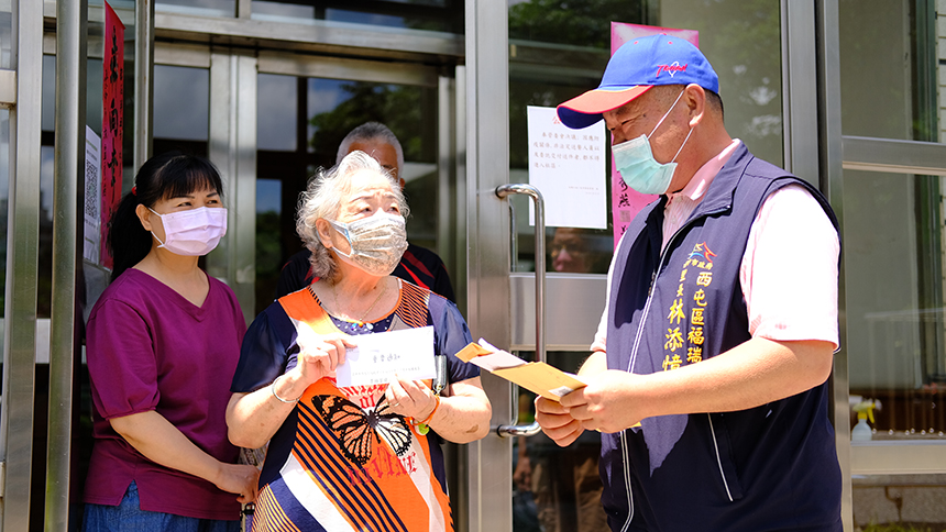 體恤行動不便長者  臺中市推出到府施打疫苗服務！...