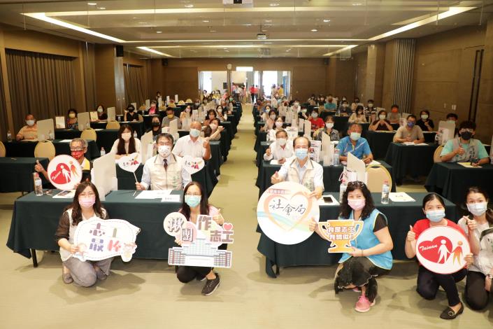 衛福部109年金質徽章獎志工  南市52人獲殊榮...