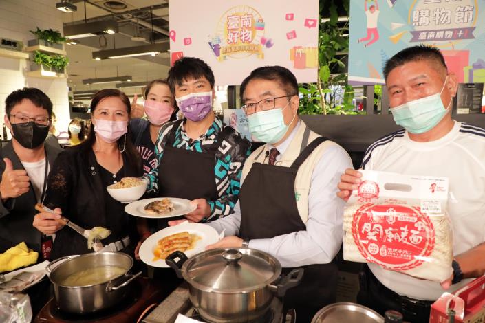 連假觀光購物熱度高 黃偉哲親自示範台南料理推銷...