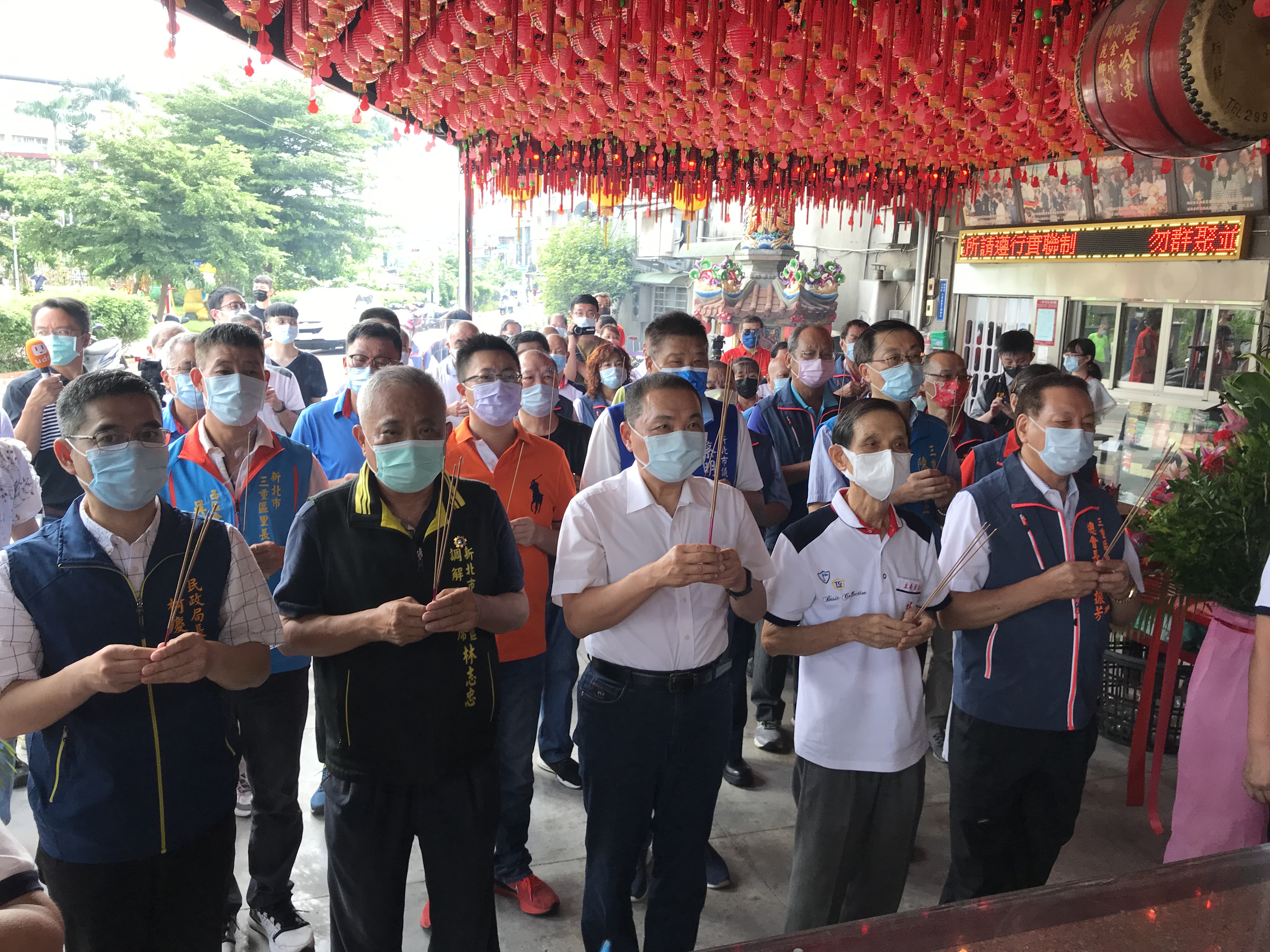 慶中秋節土地公成得道 侯友宜祈願平安渡過疫情...