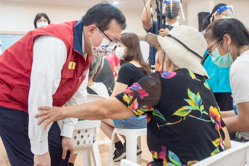 75歲以上長者開始接種第二劑莫德納疫苗 桃市提供友善服務...