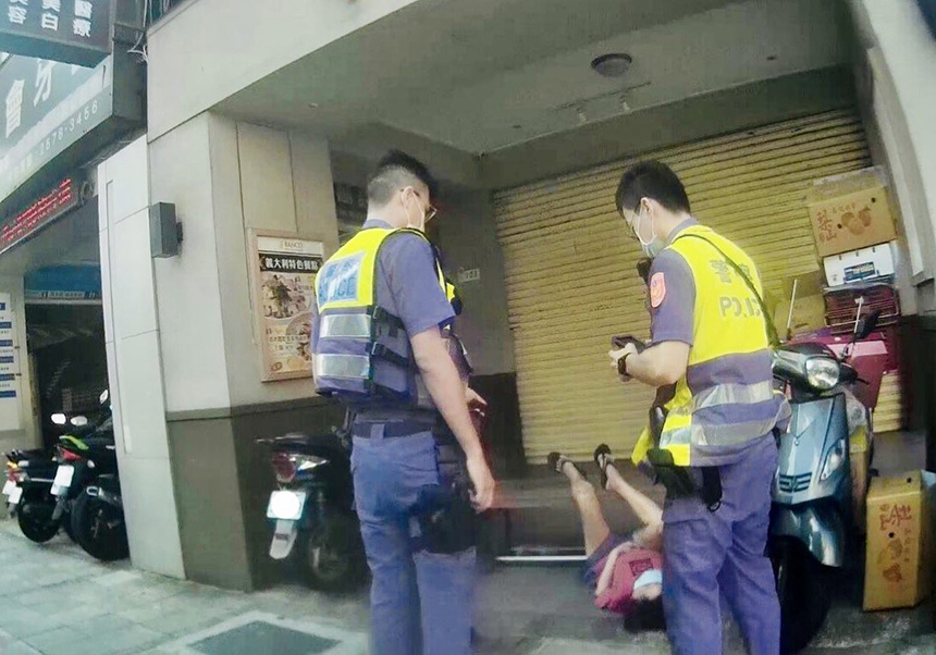 北市路人不適路倒  保大警「視訊119」APP即時救護...